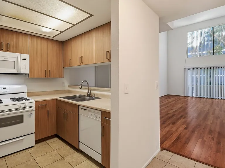 1619 S Bentley Ave — Photo 9