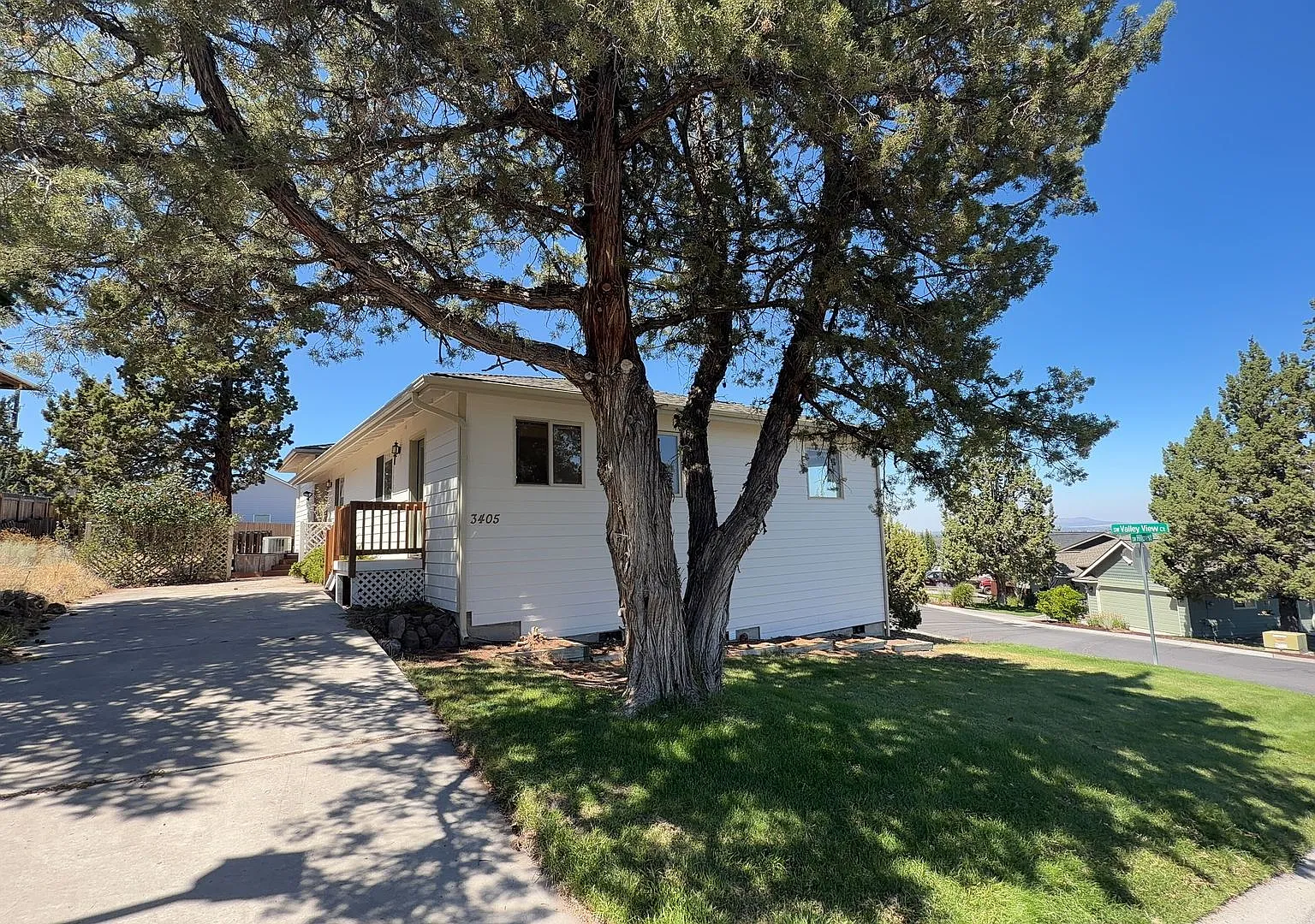 3 Bedroom / 2 Bathroom Home with Large 2 Car garage With Shop Area and RV — Photo 3