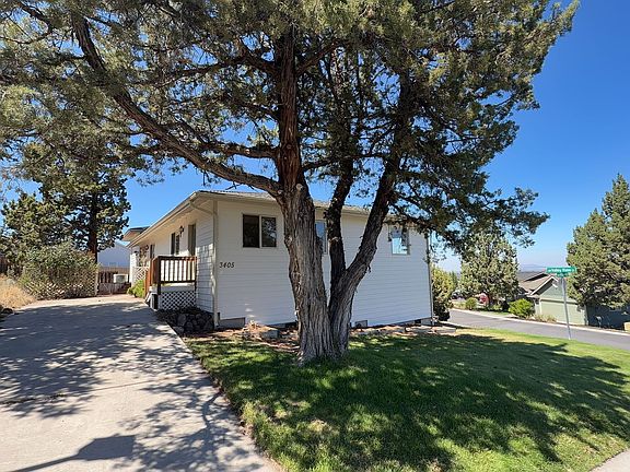 3rd image of 3405 SW Hillcrest Dr