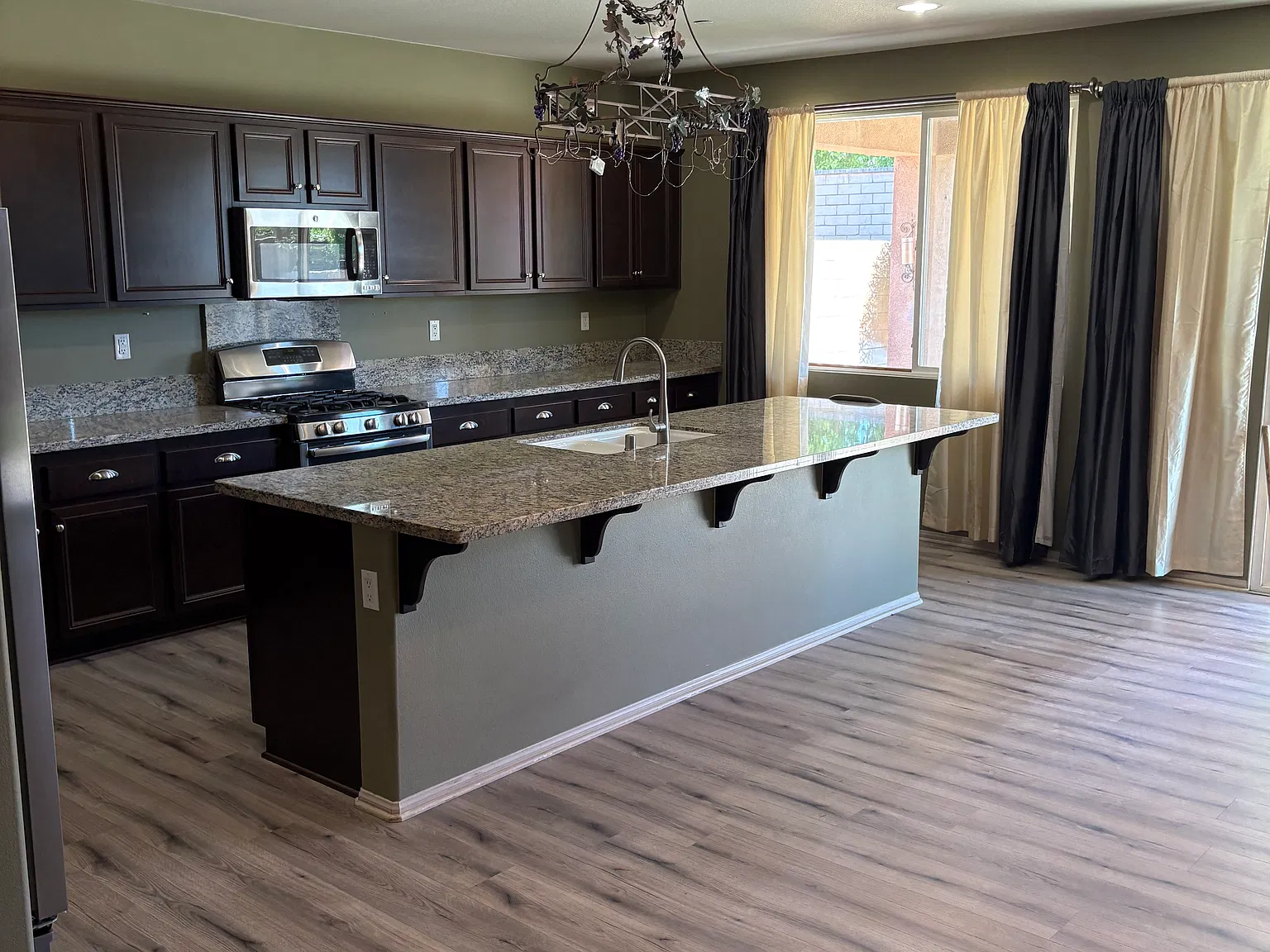 3 bed, 2.5 bath, 2180 sqft, $3,650 — Photo 4