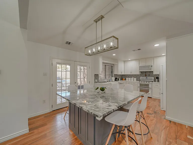 1507 Broadmoor Dr — Photo 3