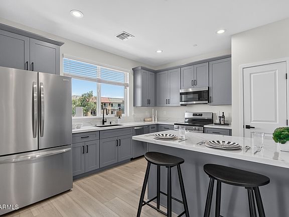 5th image of 2601 E CLARENDON Avenue #5