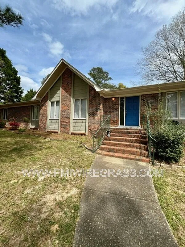 3 bed, 2.0 bath, 2000 sqft, $1,990 — Photo 2