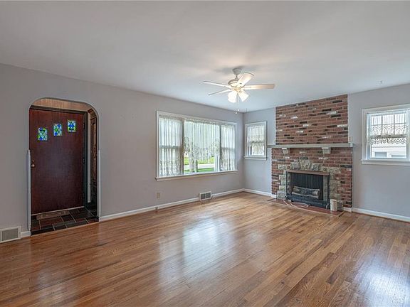 3rd image of 101 W Worley Ave