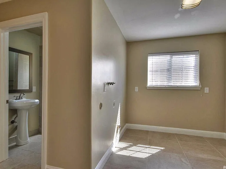 904 Singingwood Rd — Photo 11