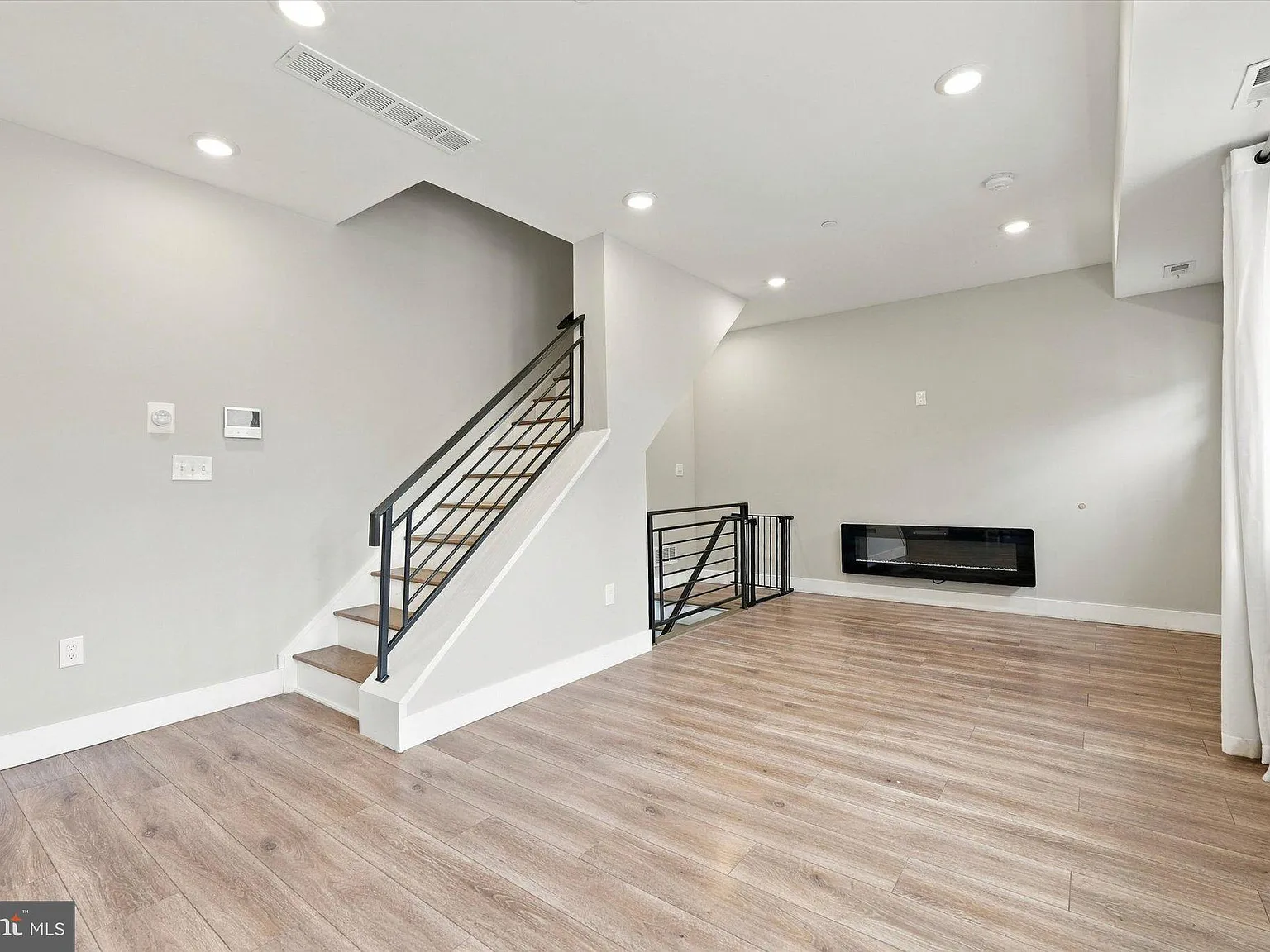 3 bed, 3.0 bath, 2016 sqft, $2,950 — Photo 3