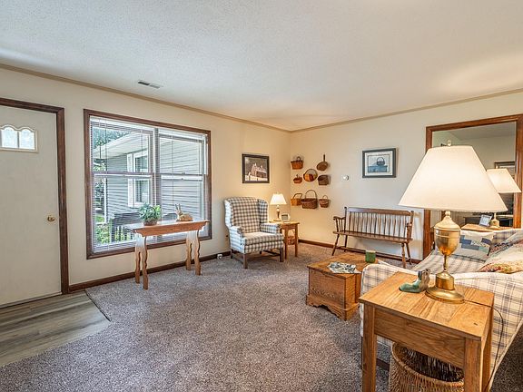5th image of 1069 Mitten Dr