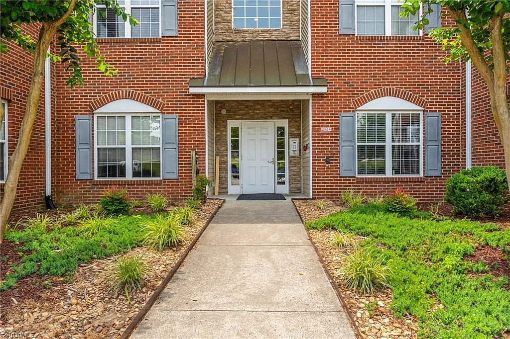 3 bed, 1349 sqft, $1,500 — Photo 2