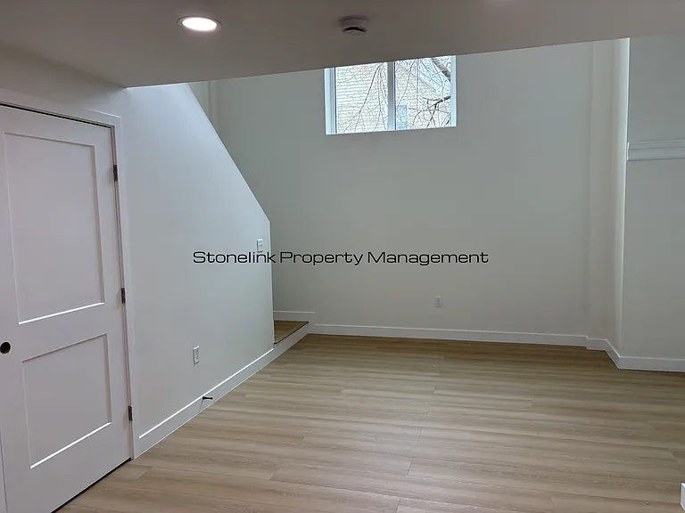 265 Manton Ave — Photo 10