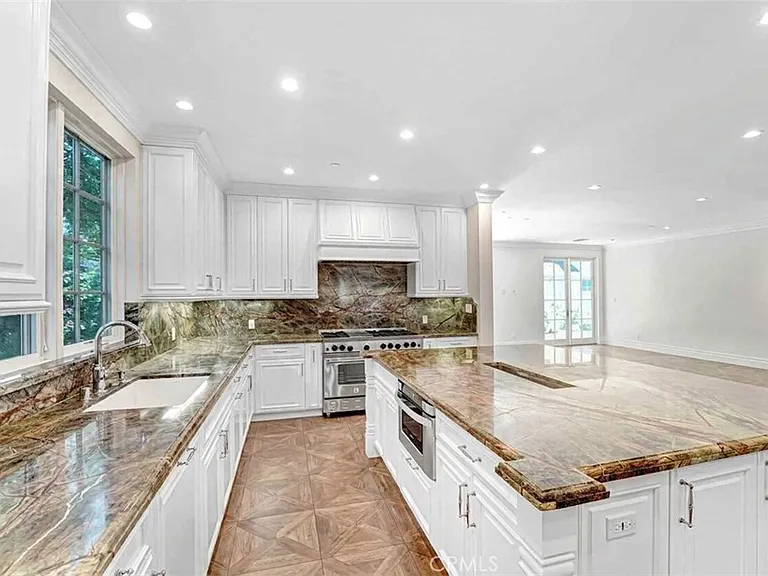 1714 W Oak St — Photo 18