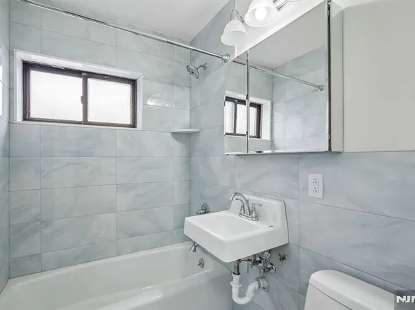 3060 Edwin Ave #4C, Fort Lee, NJ 07024