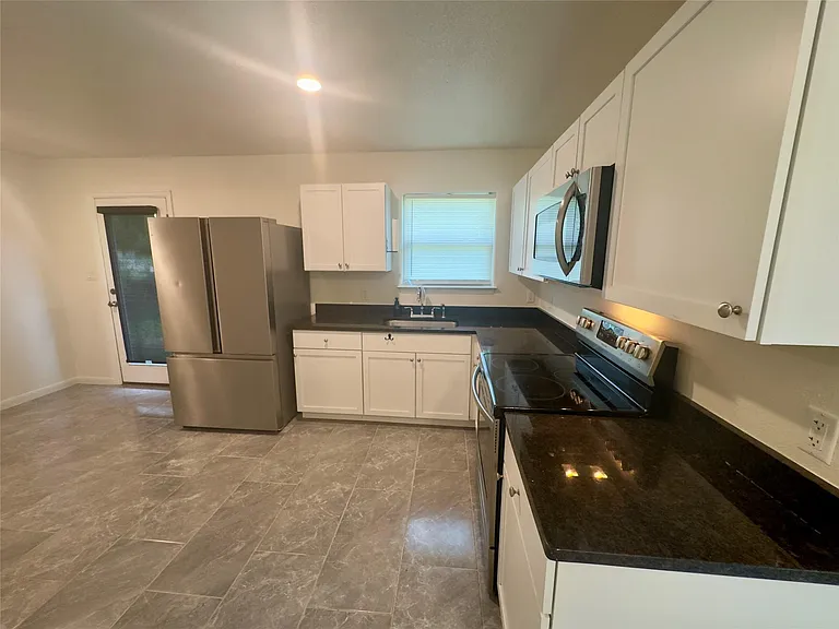 513 W China St #B — Photo 7