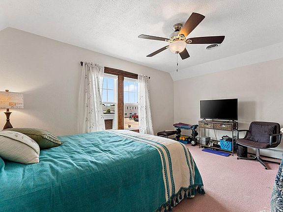 3rd image of 421 Manitowoc STREET