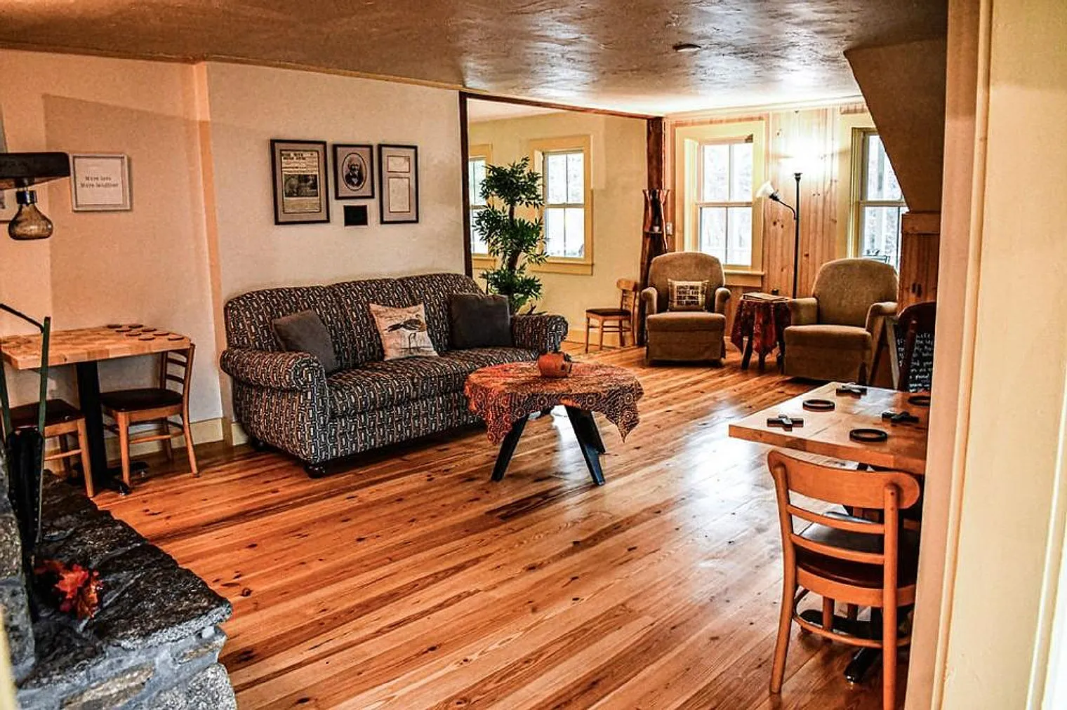 2 bed, 1.0 bath, 301 sqft, $3,254 — Photo 2