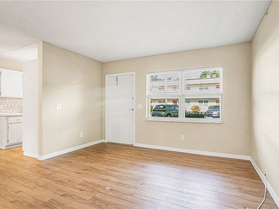 5th image of 923 22nd Pl APT 105