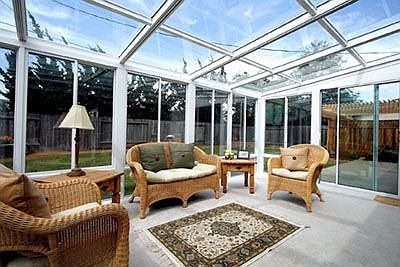 Sun room w/retractable shades