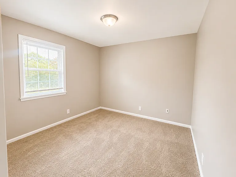 547 N Water Ave — Photo 8