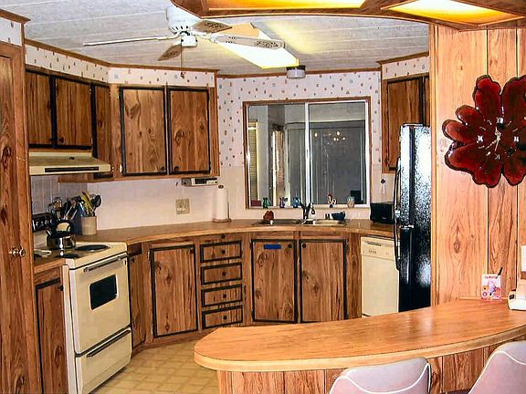 Kitchen & Breakfast Bar