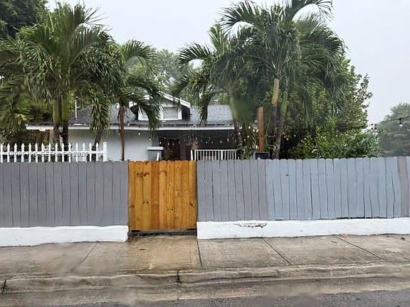 4th image of 812 NW 29th Ter