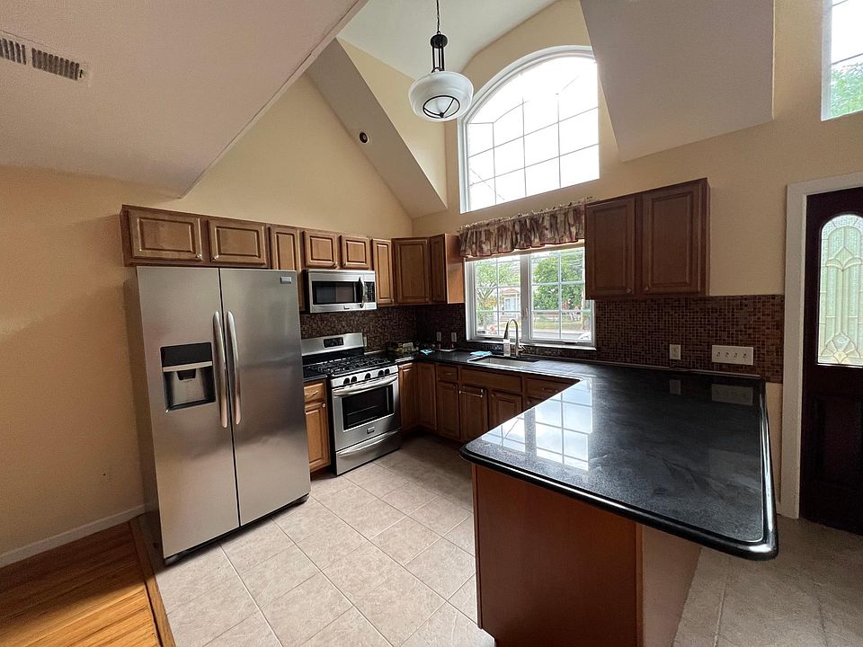 1st image of 208 Giffords Ln #3