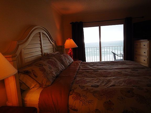 Master BR overlooks beach