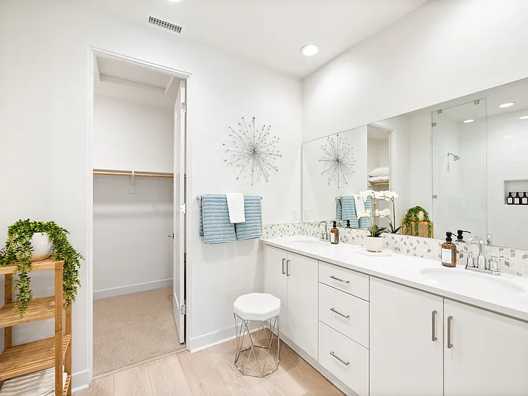 Master Suite 1 Bathroom