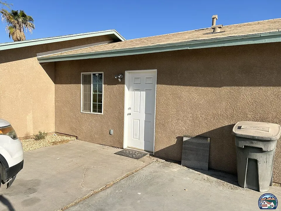 1 bed, 1.0 bath, 300 sqft, $900 — Photo 2
