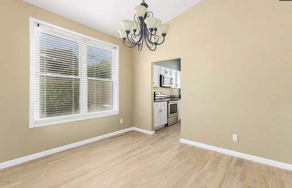 658 N Poplar Ct — Photo 2