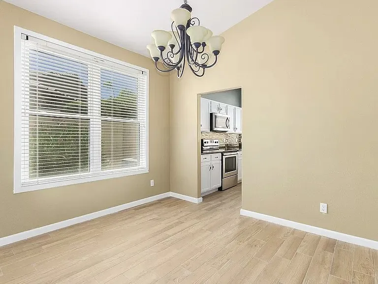 658 N Poplar Ct — Photo 2