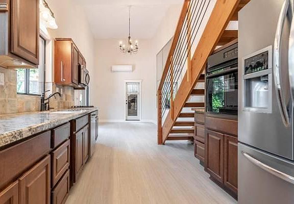 Full kitchen, newly redone, french door fridge with water and ice