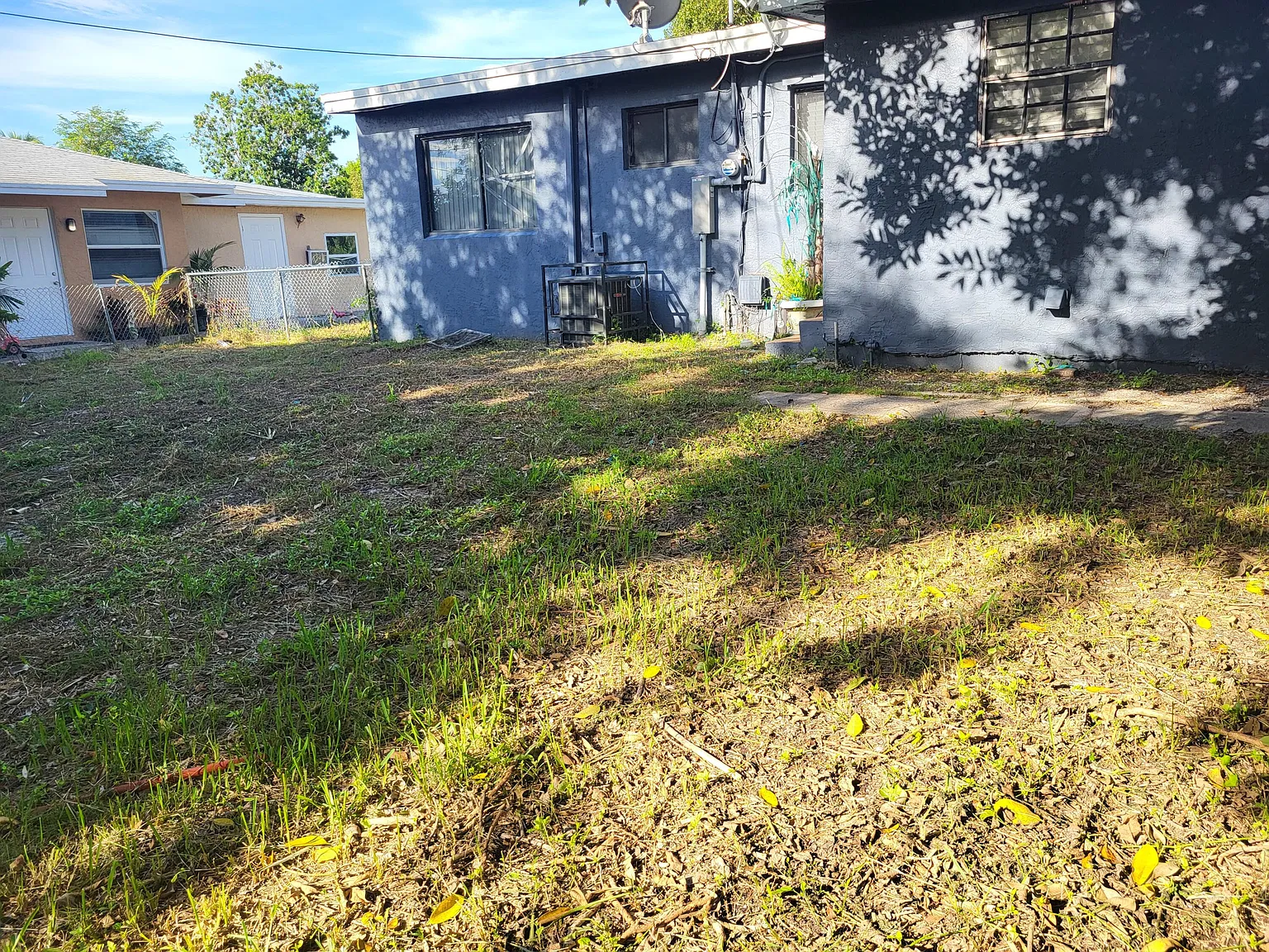 3 bed, 2.0 bath, 968 sqft, $2,400 — Photo 2