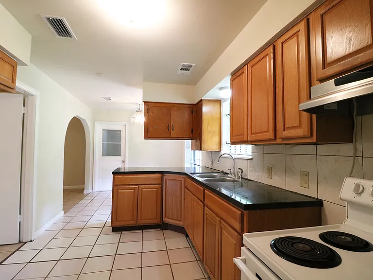 9526 Balsam Ln — Photo 4