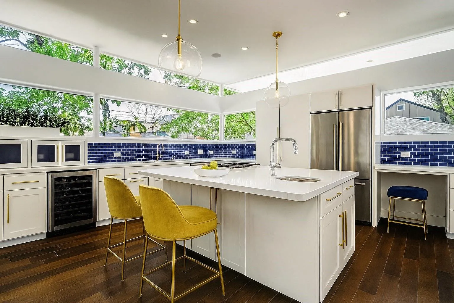 2 bed, 2.5 bath, 1976 sqft, $3,985 — Photo 3