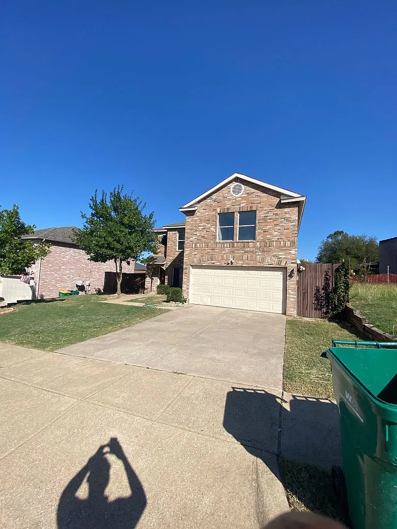 1220 Crabtree Ct — Photo 2