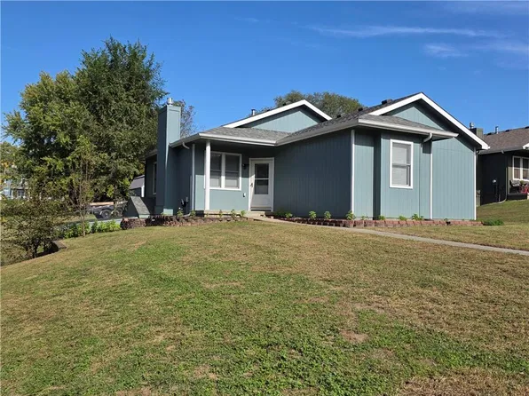 711 E Beth St, Lansing, KS 66043