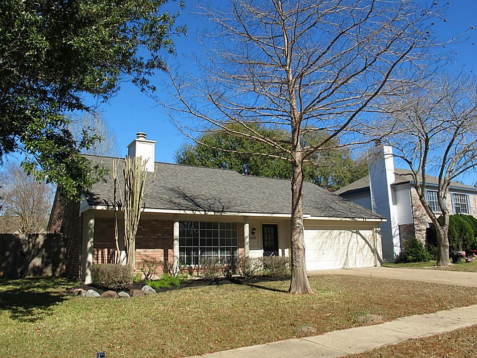 Charming, recently updated home in Williamsburg Colony. Fresh paint on the exterior of the home. Nic