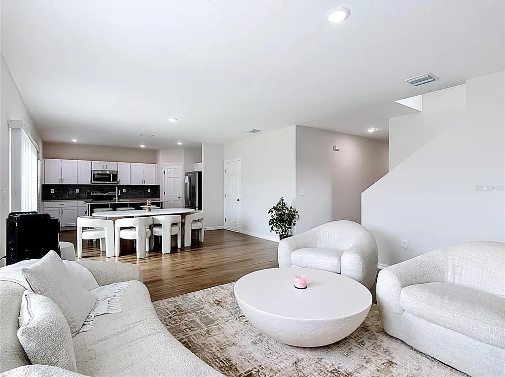 5 bed, 3.0 bath, 2443 sqft, $2,800 — Photo 4