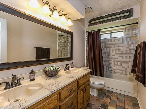 4th image of 910 Shady Meadow Ct