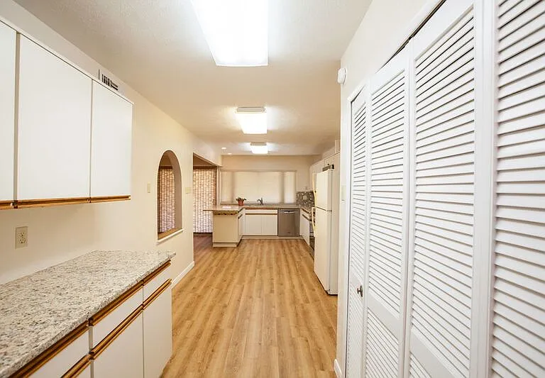 921 Mossvine Dr — Photo 14