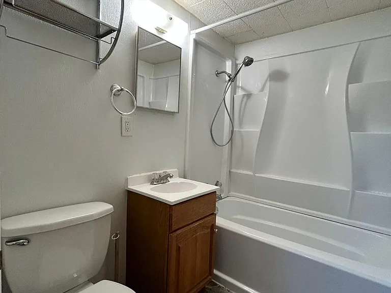 566 W 7th St #1 — Photo 4