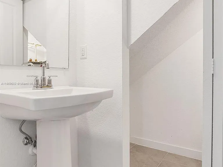1363 NW 208th Ter — Photo 10