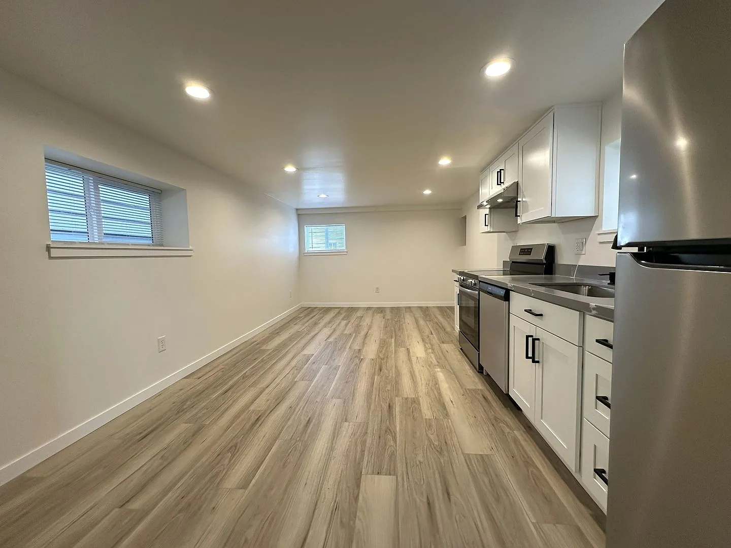 Gorgeous Split-Level Home in Historic Bayside with Washer/Dryer and Prime Location — Photo 4