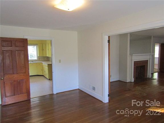 5th image of 504 Hawthorne Ln