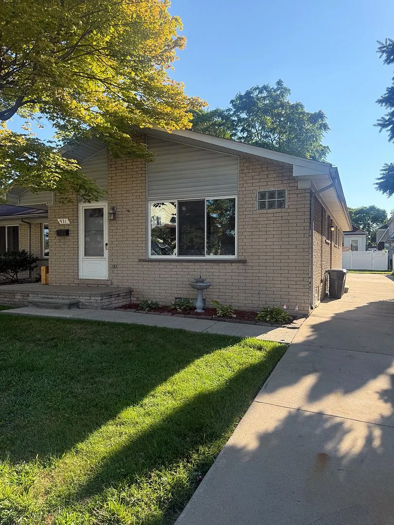 Charming 3 Bed, 1 Bath Corner Unit in Wyandotte — Photo 1