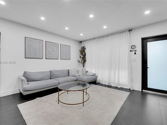 5th image of 603 N 32nd Ave