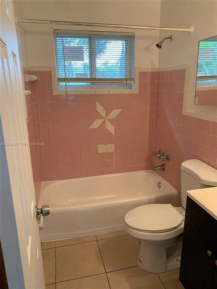 Building Photo - 2225 Van Buren St #2