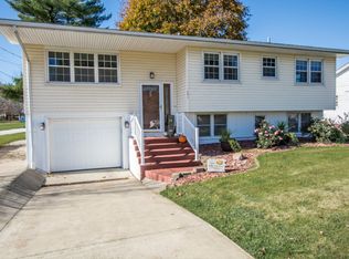 551 Vanderbilt St, Fairfax, IA 52228