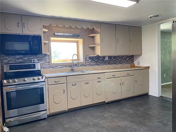 3rd image of 105 Hickory Hill Ln