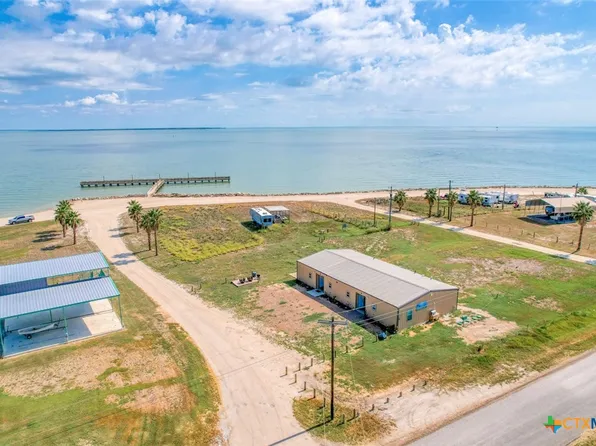 1233 N Ocean Dr, Port Lavaca, TX 77979