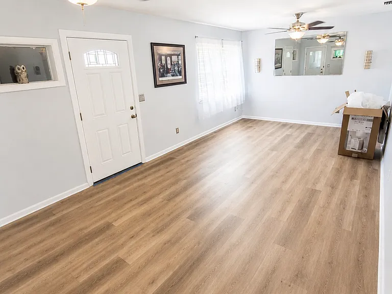 975 N Village Dr — Photo 3